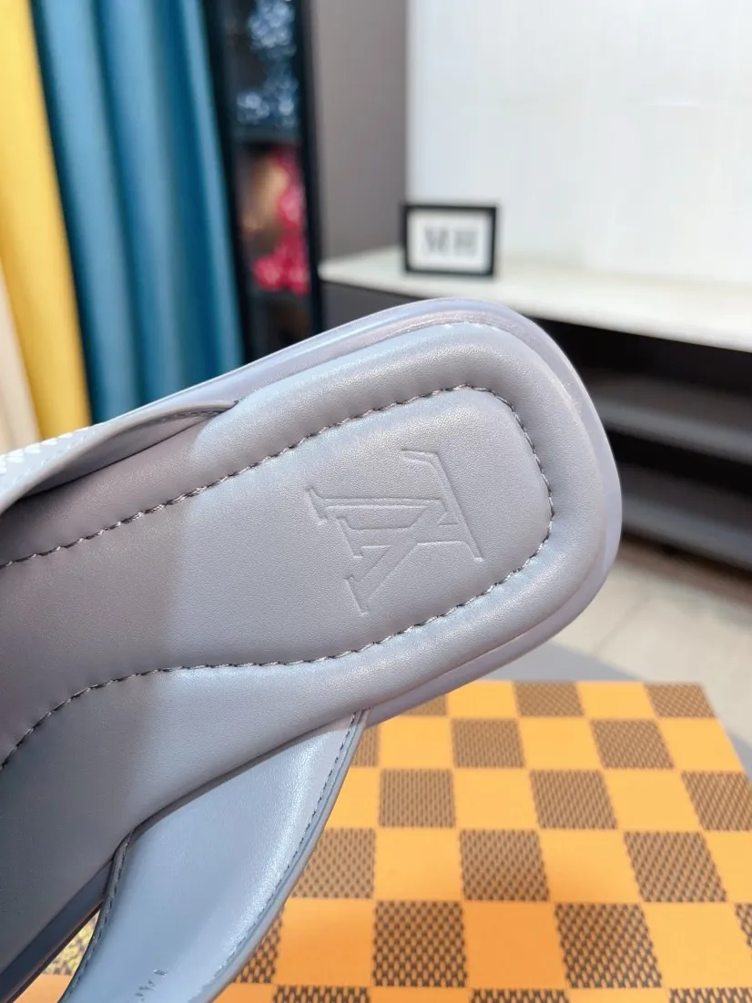 Men's shoes 💰340🌹🌹 (lv-Louis Vuitton) New men's slippers, high-end boutique, exquisite embossed logo decoration on the upper, fine workmanship, super soft soles, casual, loose and comfortable, a must-have in summer! \nsize：38-44